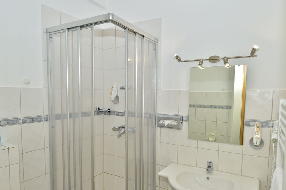 Single Room | Bathroom | Shower, free toiletries, towels