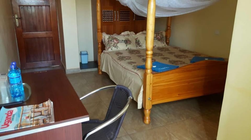 Desk, soundproofing, iron/ironing board, free WiFi