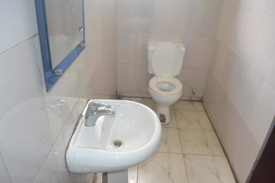 Combined shower/tub, towels, soap, toilet paper
