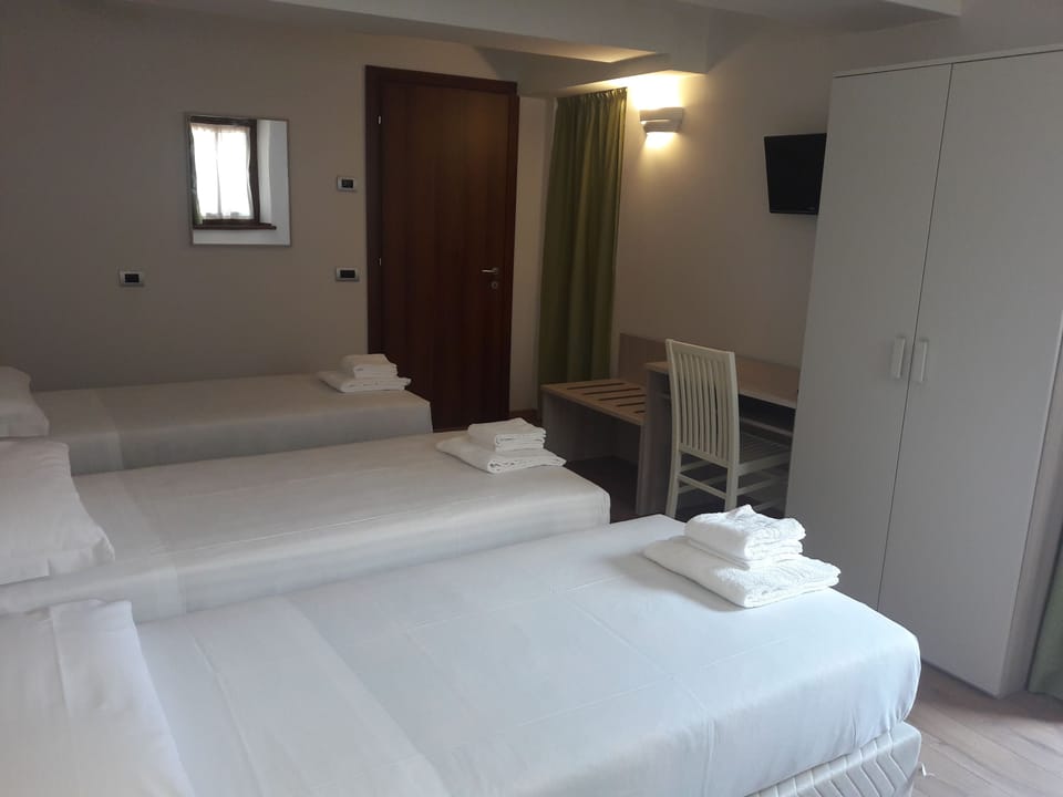Standard Triple Room | Desk, blackout drapes, free WiFi, bed sheets