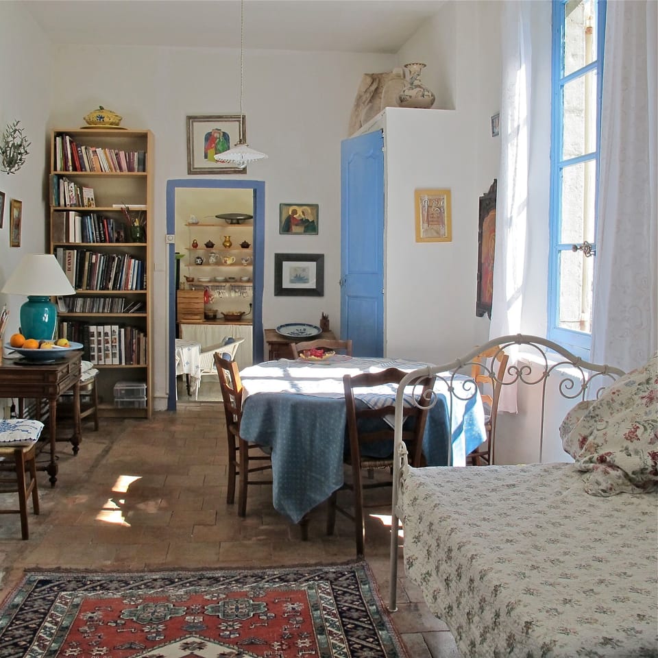 House | In-room dining