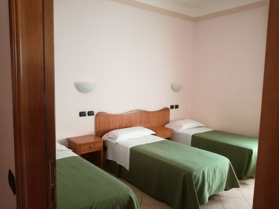 Triple Room | In-room safe, desk, bed sheets