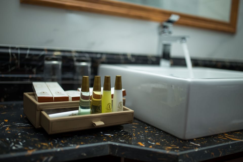 Junior Twin Room | Bathroom | Shower, free toiletries, hair dryer, bathrobes
