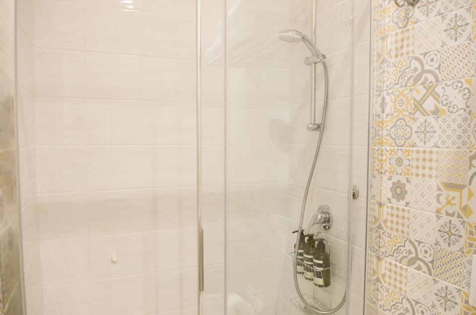 Superior Room | Bathroom shower