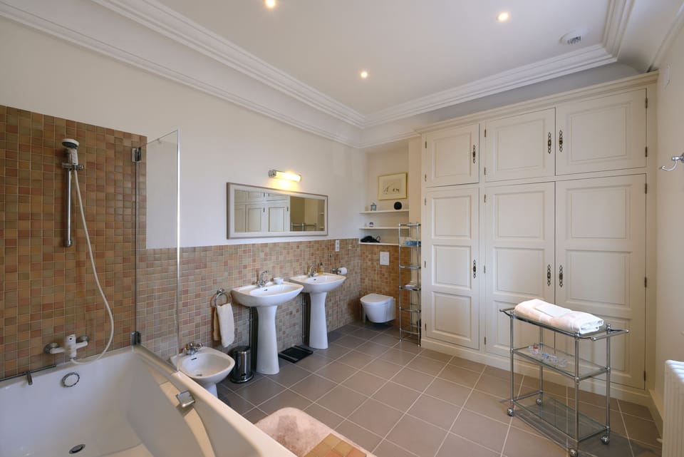 Deluxe Suite, 2 Bedrooms, Non Smoking, Connecting Rooms (Bishop) | Bathroom | Free toiletries, bathrobes, slippers, towels
