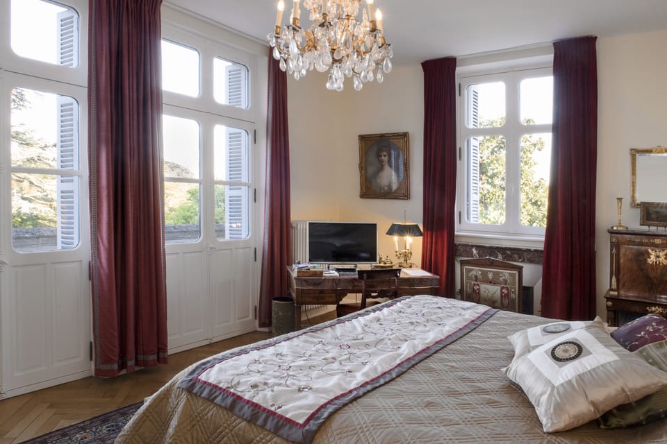 Deluxe Suite, 2 Bedrooms, Non Smoking, Connecting Rooms (Bishop) | Premium bedding, individually decorated, individually furnished, desk