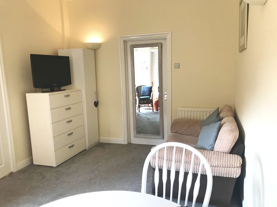 Executive Suite, 1 Double Bed, Courtyard Area | Desk, iron/ironing board, free WiFi, bed sheets