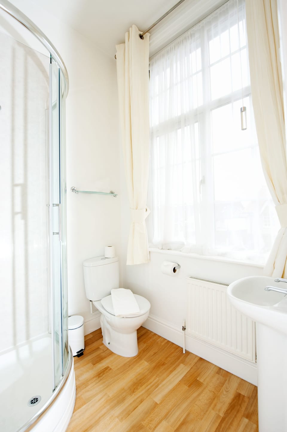 Double Room | Bathroom | Shower, free toiletries, hair dryer, towels