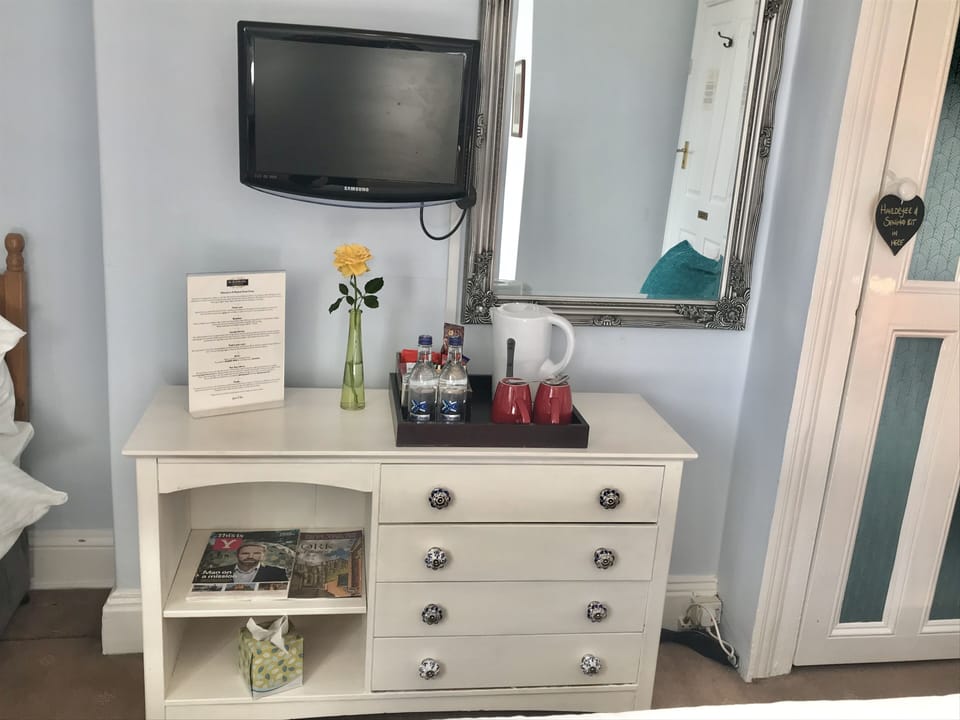 Quadruple Room | Desk, iron/ironing board, free WiFi, bed sheets