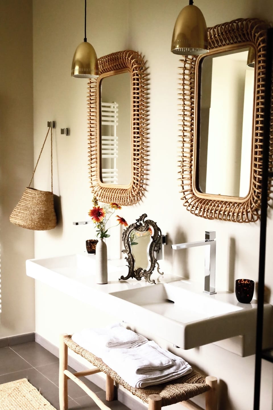 Deluxe Room | Bathroom | Hair dryer, bathrobes, towels