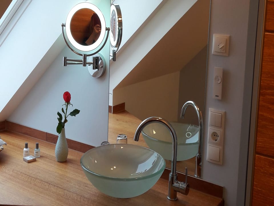Double Room | Bathroom | Shower, free toiletries, hair dryer, towels