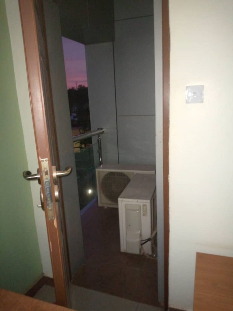 Executive Suite | Desk, laptop workspace, blackout drapes, free WiFi