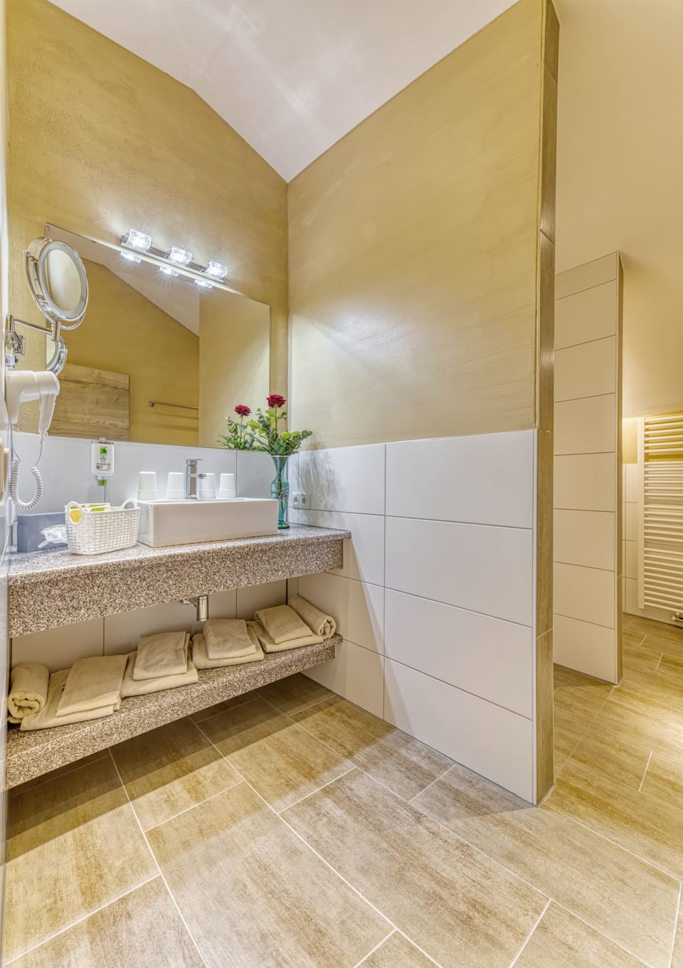 Suite (Wellness) | Bathroom | Shower, free toiletries, hair dryer, bathrobes