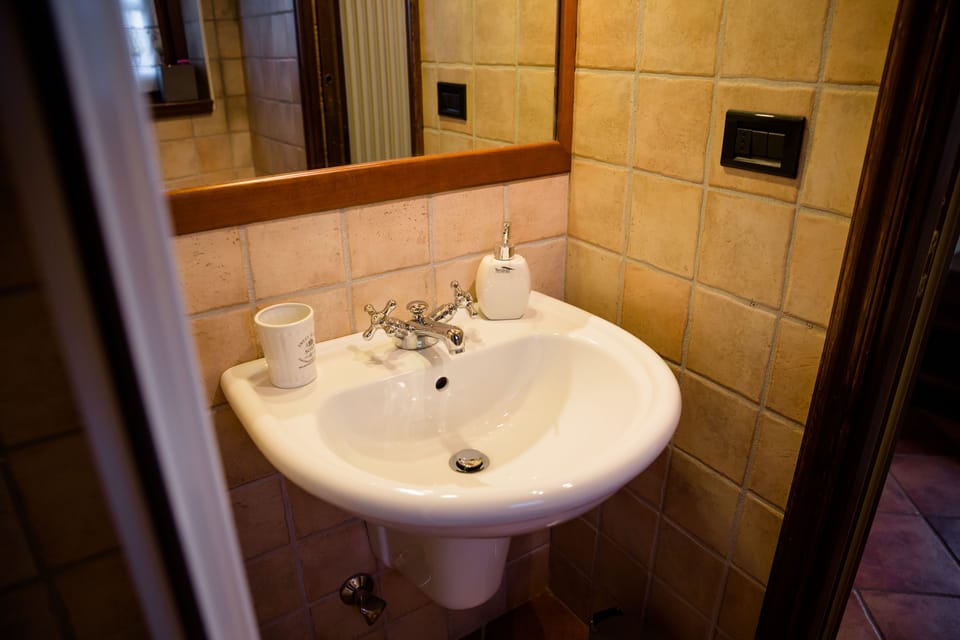 Deluxe Loft, Balcony, Valley View | Bathroom | Shower, free toiletries, hair dryer, bidet