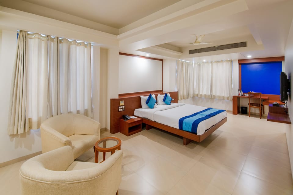 Desk, soundproofing, rollaway beds, free WiFi