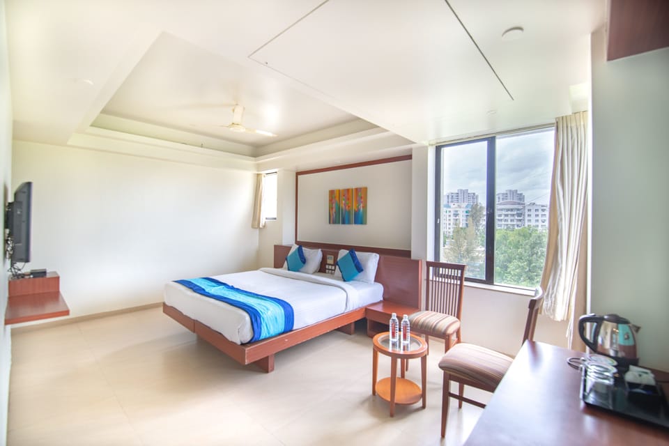 Desk, soundproofing, rollaway beds, free WiFi