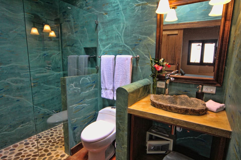 Luxury Apartment, 4 Bedrooms, Jetted Tub, Courtyard Area (Cielo) | Bathroom | Free toiletries, towels