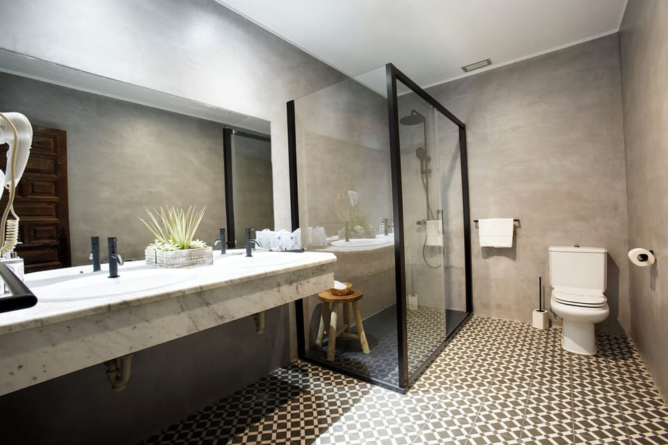 Superior Suite, City View | Bathroom | Bathtub, free toiletries, towels, soap