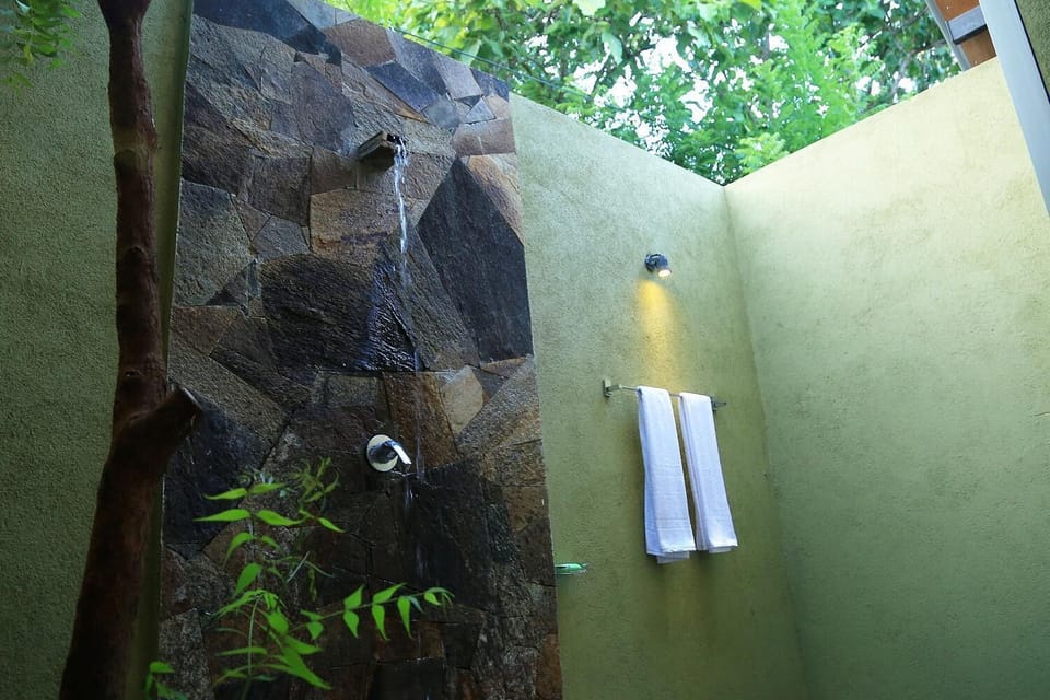 Shower, rainfall showerhead, free toiletries, bidet