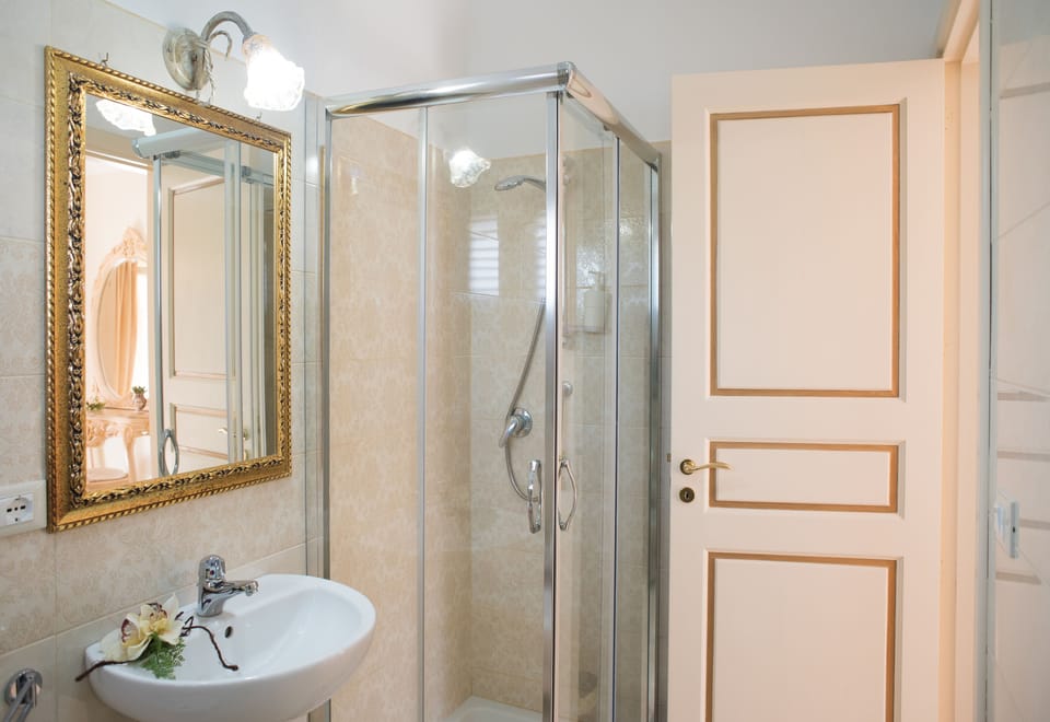 Suite | Bathroom | Shower, hair dryer, bidet, towels