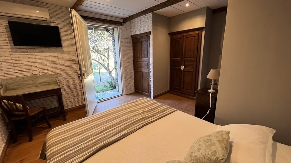Classic Double Room, 1 Bedroom | Desk, individually decorated, individually furnished, bed sheets