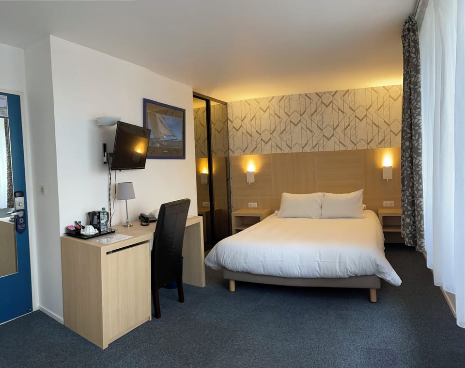 Superior Double Room | In-room safe, desk, laptop workspace, blackout drapes