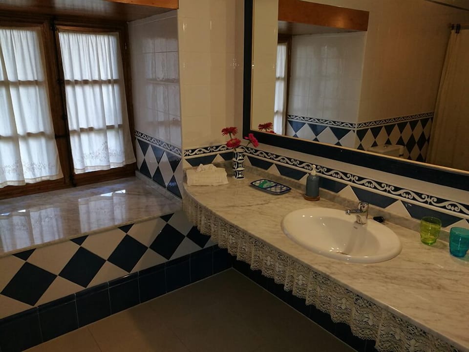 Combined shower/tub, deep soaking tub, free toiletries, hair dryer