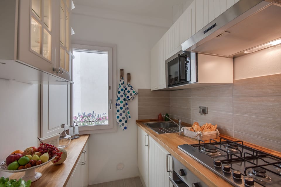 Apartment, 2 Bedrooms | Private kitchen | Fridge, microwave, oven, stovetop