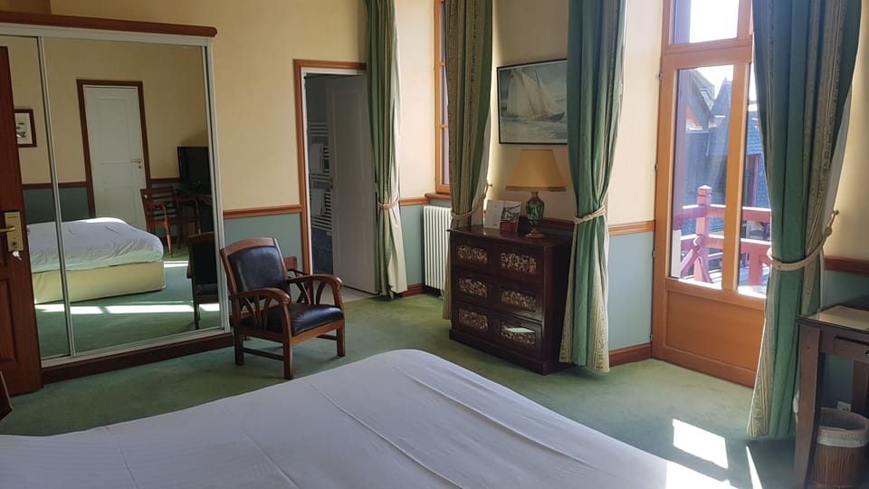 Deluxe Double Room | Minibar, desk, laptop workspace, blackout drapes