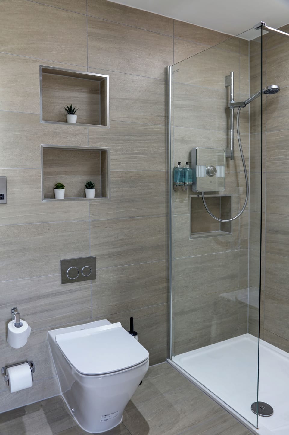 Deluxe Room, Multiple Beds, Non Smoking | Bathroom | Free toiletries, towels