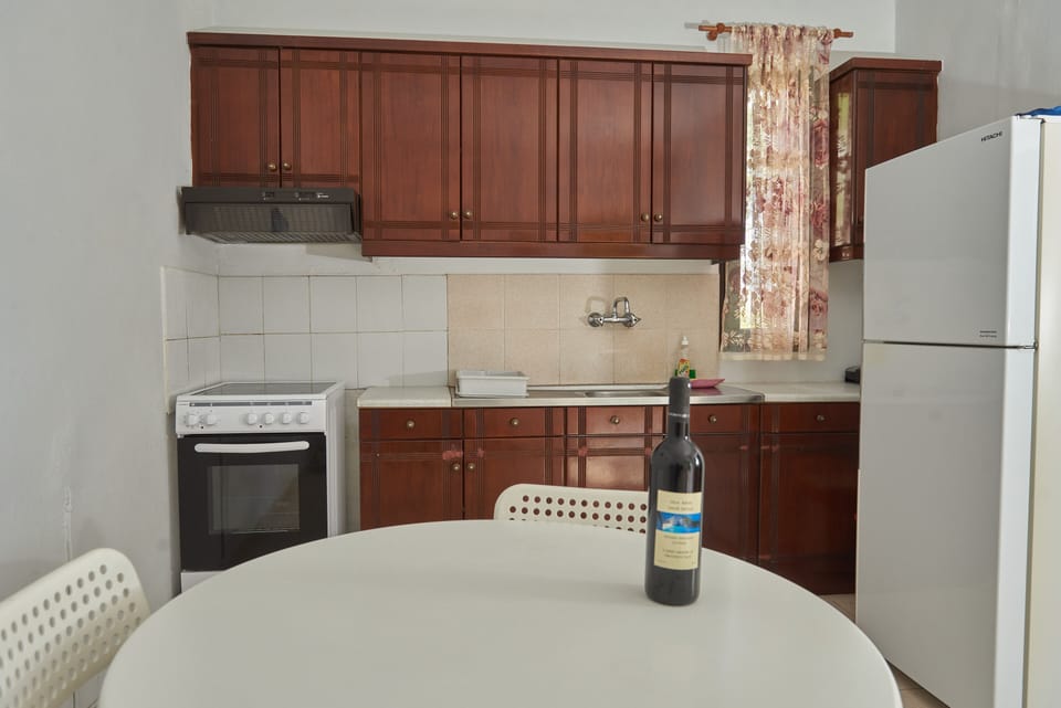 Fridge, oven, stovetop, coffee/tea maker