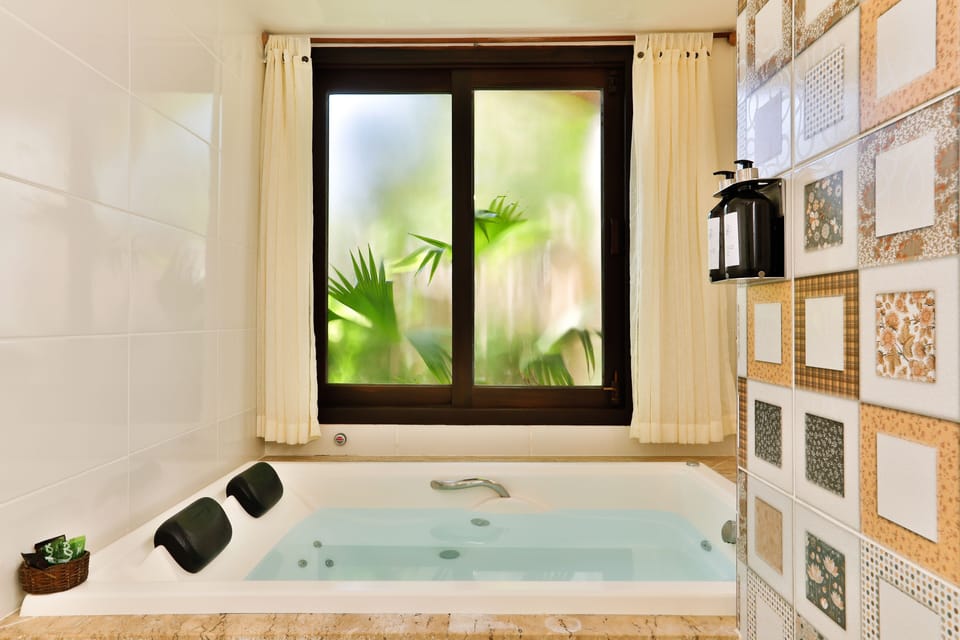 Quarto casal superluxo, banheira de hidromassagem, vista para o jardim | Private spa tub