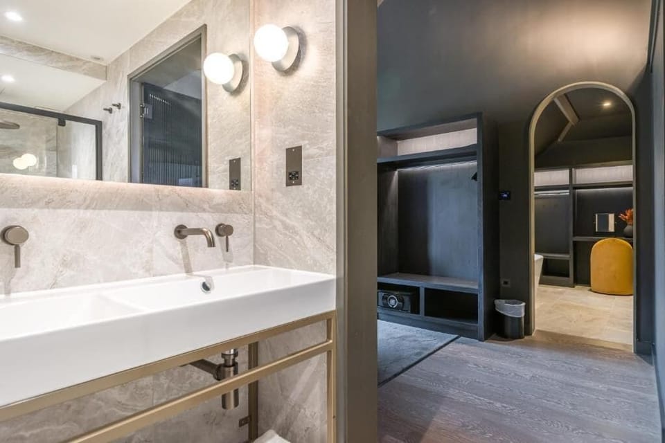Suite, 1 King Bed, Non Smoking | Bathroom | Free toiletries, hair dryer, bathrobes, towels