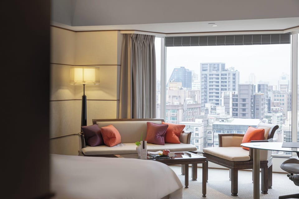 Taipan Club King with club benefit | Down comforters, in-room safe, desk, laptop workspace