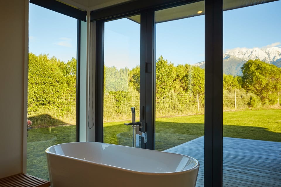 Deep soaking bathtub