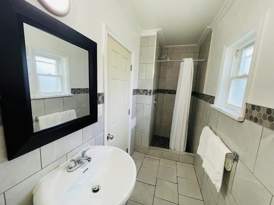 Basic Single Room, 1 Queen Bed | Bathroom | Combined shower/tub, free toiletries, hair dryer, towels