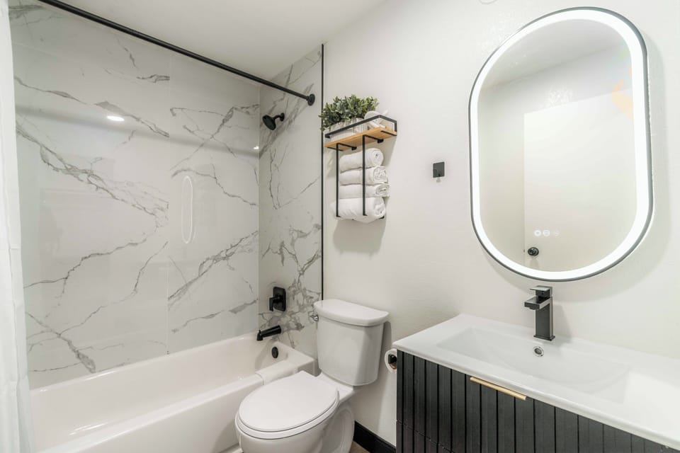 Combined shower/tub, free toiletries, hair dryer, towels