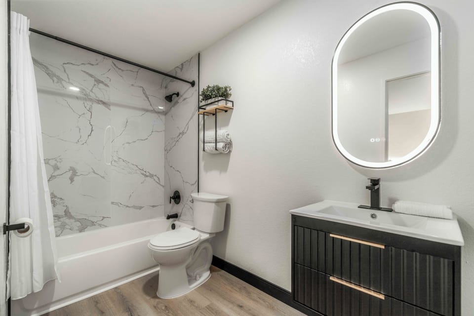 Combined shower/tub, free toiletries, hair dryer, towels