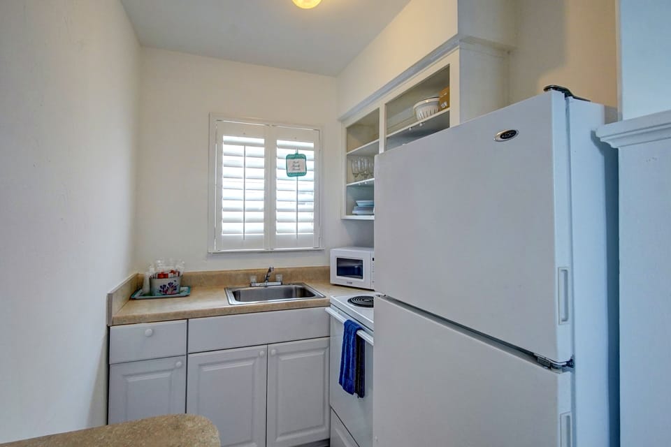 Efficiency (1 King Bed) | Private kitchen | Fridge, microwave