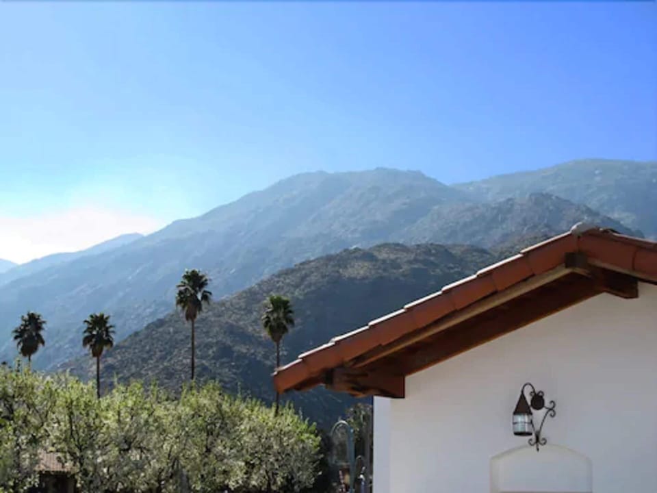 Standard Room, 1 King Bed, Poolside | Mountain view
