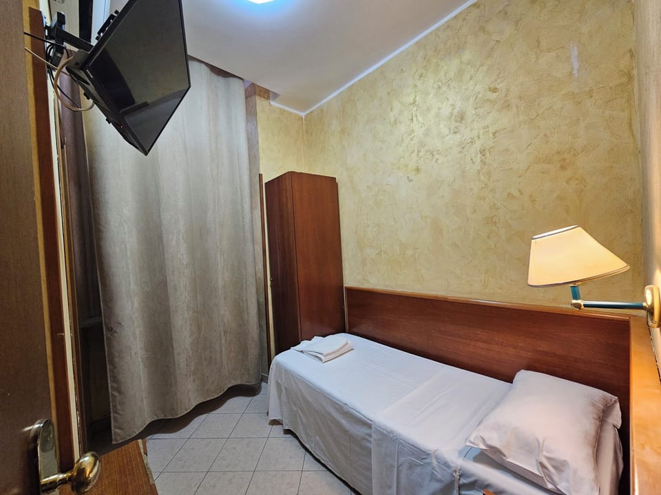 Single Room | Desk, bed sheets