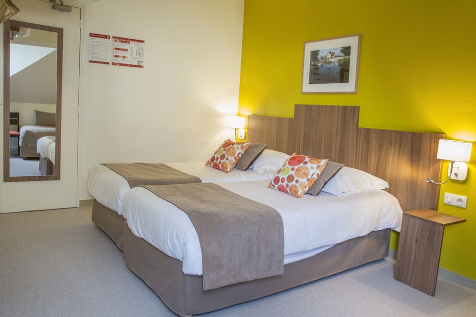 Comfort Twin Room | In-room safe, desk, blackout drapes, soundproofing