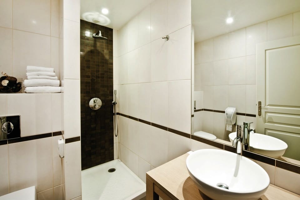 Deep soaking tub, towels