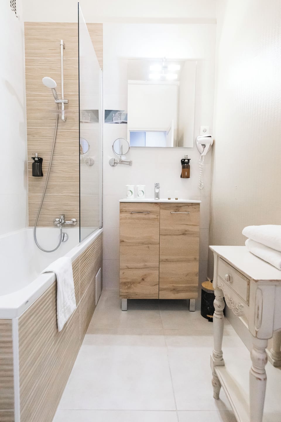 Premium Room | Bathroom | Free toiletries, hair dryer, towels