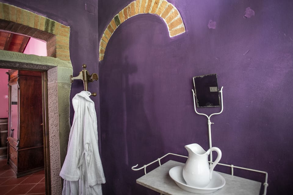 Standard Double Room (Borgo) | Bathroom | Free toiletries, hair dryer, towels