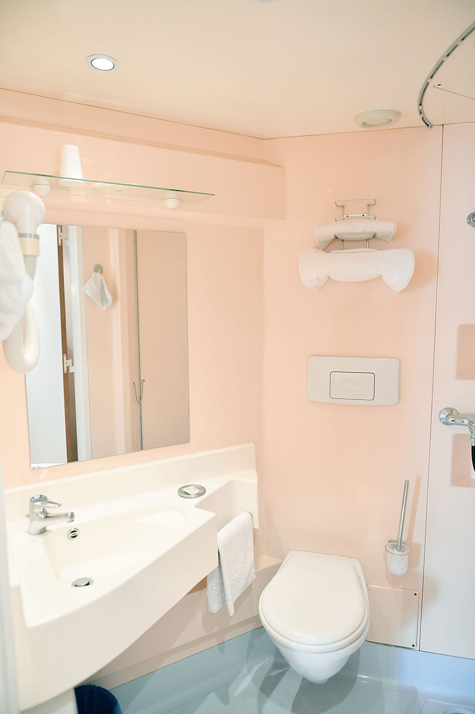 Shower, free toiletries, hair dryer, bathrobes