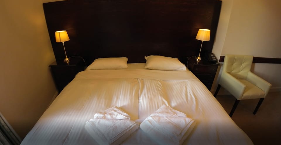 Double Room | Premium bedding, iron/ironing board, free WiFi, bed sheets