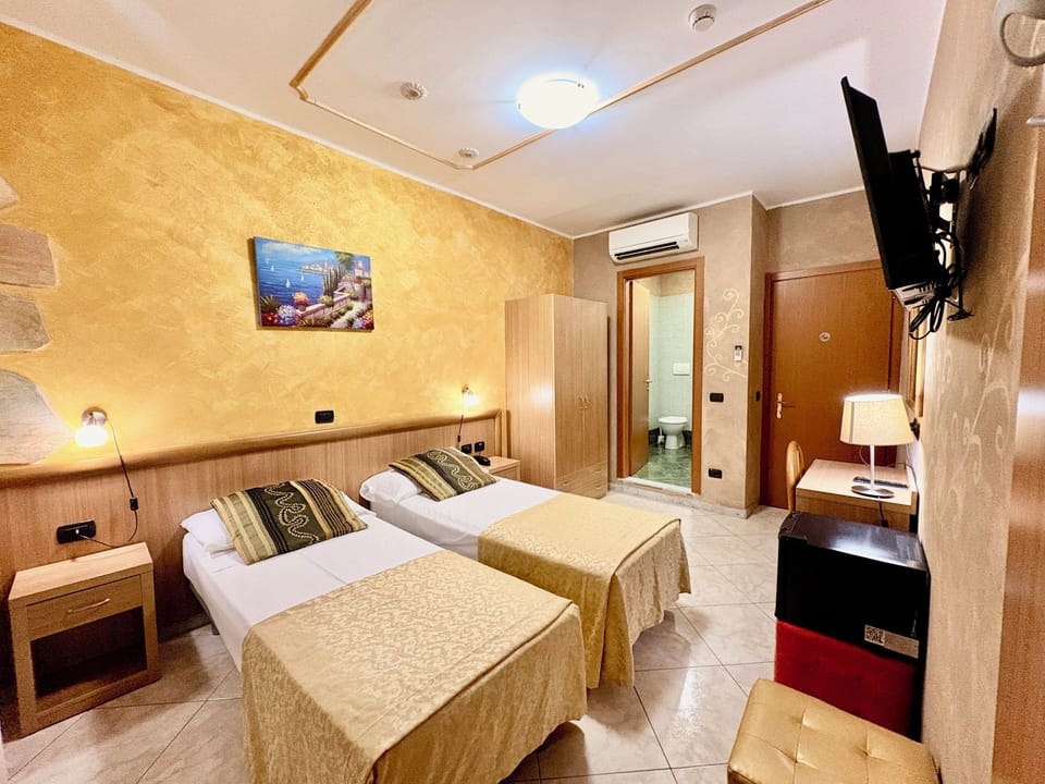 Double Room | In-room safe, desk, WiFi (free), bed sheets