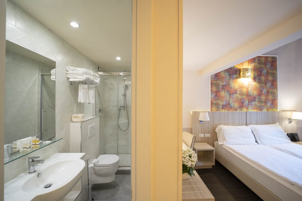 Hypo-allergenic bedding, minibar, desk, laptop workspace