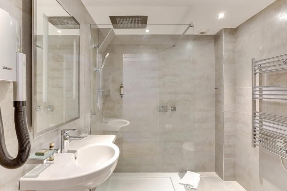 Shower, rainfall showerhead, free toiletries, hair dryer